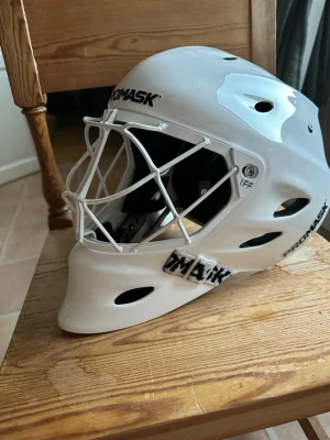 Promask Raptor X1 Innebandy hjälm  - Raptor X1, promask och marknadens högsta hjälm. Läs mer på promask hemsida, vit ram med vitt galler 