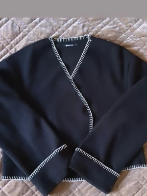 Svart cardigan med kontrastsömmar från Gina - Stilren svart cardigan från GINA med vita kontrastsömmar längs kanterna. Pris går att diskutera vid seriöst köp o snabb köp. :)) 🤍