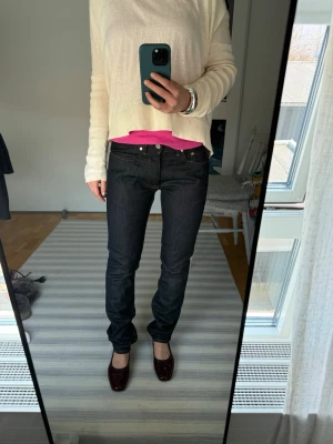 Mörkblå raka jeans med kontrastsömmar - Säljer ett par mörkblå jeans från Acne med raka ben och snygga kontrastsömmar. Materialet är kraftigt denim som håller formen. Nypris ca 5000 kr. Jag är 168 cm för referens. Ytterbenslängd: 103 cm. Midjemått: 76 cm 