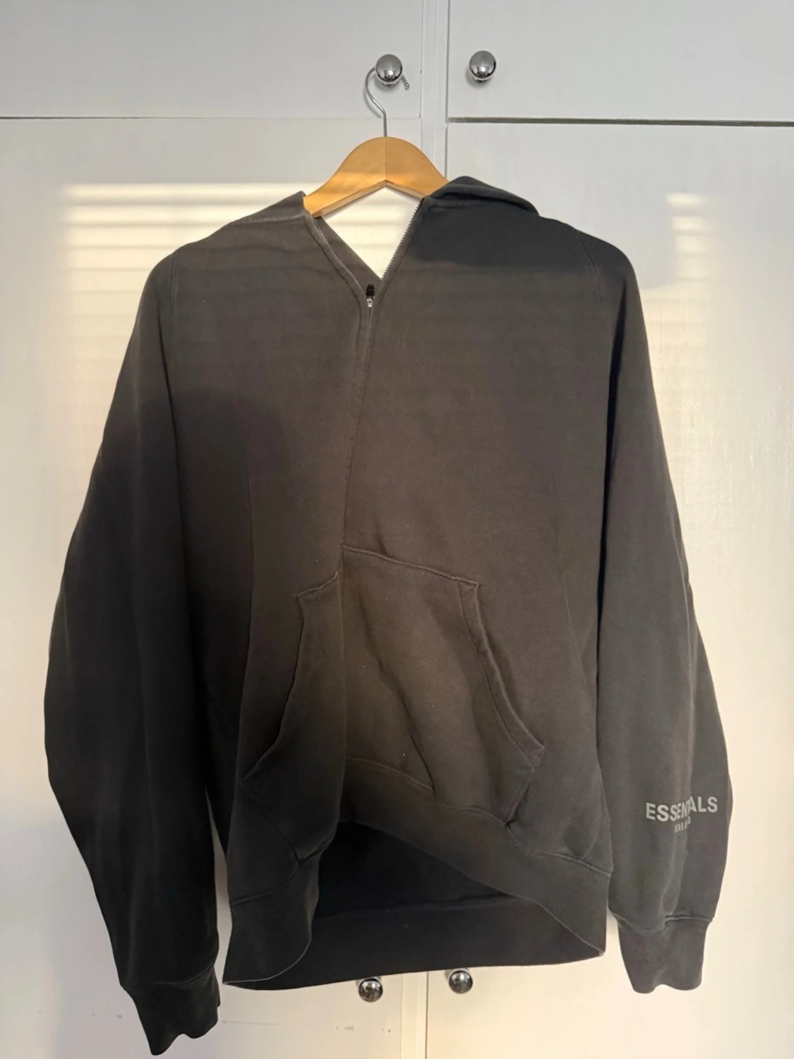 Svart Essentials Fear of God hoodie