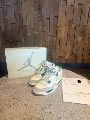 Air Jordan 4 pine green - Snygga jordan 4s i topp skick. Skick:9/10🔥. Endast använda 4-5 gånger. Självklart äkta, finns kvitto! Storlek 44,5! Sjukt poppis färg på dom. Hör av er vid intresse/ fler bilder! Pris går att diskuteras!