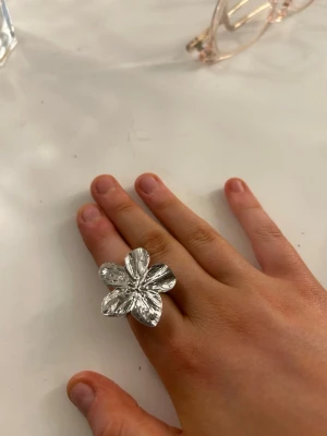 Blom rimg - Säljer denna söta ringen från shein. Säljer då jag inte känner mig som en silver tjej längre.