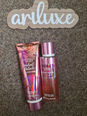 Victoria's Secret Velvet Petals Candied set - Säljer ett set från Victoria's Secret Velvet Petals Candied med en body mist och en body lotion. Båda har en glansig rosa och lila design med holografiska detaljer. Doften är söt och blommig med inslag av karamell och blommiga toner. Perfekt för dig som gillar söta och fräscha dofter. Helt nytt och oanvönt