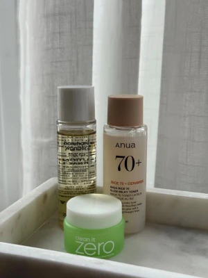 K-beauty minis - Säljer dessa tre k-beauty miniprodukter ihop, helt oanvända. En oil cleanser, en toner och en cleansing balm 🩷
