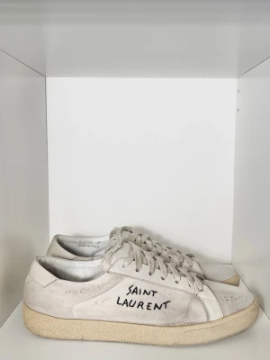 Saint Laurent Sneakers  - Väldigt snygga och eftertraktade sneakers från Saint Laurent, perfekta sommarskorna! Bra skick, 8/10. Storlek 42. Endast skor. Kontakta mig för fler frågor och funderingar!