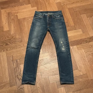 Nudie Jeans Lean Dean - Slim fit jeans från Nudie, modell ”Lean Dean”. Väldigt bra skick och slutsålda på hemsidan. Stl W29 L32, priset kan diskuteras. Hör av dig vid frågor eller funderingar!