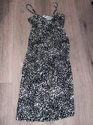 Klänning - Klänning fin till sommaren från H&M storlek xs