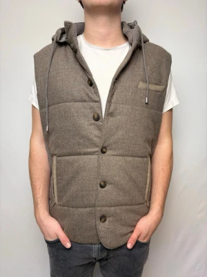 Gran Sasso väst - Säljer denna sjukt snygga väst från Gran Sasso! Den är helt nya och kommer med tags! Riktigt skysst till våren! Storlek 54 fits L/XL