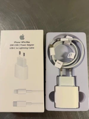 Apple 20W USB-C laddare + Lightning-kabel - Apple 20W USB-C Power Adapter och USB-C till Lightning-kabel, perfekt för iPhone 14 Pro Max. Setet är vitt och består av en kompakt adapter och en flexibel kabel i plast. Passar för snabb laddning av din iPhone eller andra Apple-enheter.