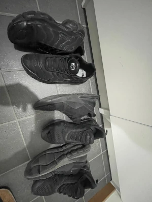 Svarta sneakers från Nike och Puma - Använda några gånger. Tns 600kr, 270s 350kr, nike 400 helt ny, puma 149kr