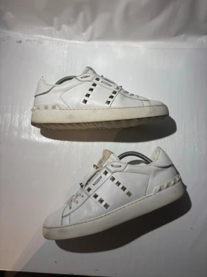 Valentino skor - Hej! Säljer nu mina skor från märket Valentino, storlek 41 bra skick, allt på bilden ingår. Tveka inte på att höra av dig om du har frågor eller funderingar kring skorna! 