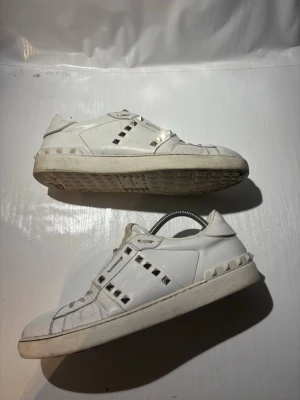 Valentino skor  - Hej! Säljer nu mina skor från märket Valentino, storlek 44 bra skick, allt på bilden ingår. Tveka inte på att höra av dig om du har frågor eller funderingar kring skorna! 