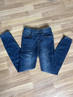Skinny jeans med hög midja - Vero Moda - Blåa skinny jeans med hög midja från Veo Moda, storlek S. Fint skick 