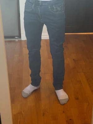 Schyssta replay jeans - Extremt bra skick, 9/10 i skick. Modell Anbass, W33 längden är ca 109cm (lappen är avklippt), han på bilden är 183cm. Nypris ca 1700kr. Säljs billigt p.ga kommande tävlingsavgift lär betalas ✅ Hör av dig vid övriga funderingar ⭐️