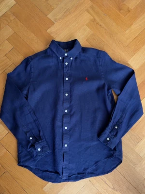 Ralph Lauren linnen skjorta 14-16 - Säljer min Ralph Lauren linnen skjorta i mörkblå. Pga att den är förliten. Den passar folk som är runt 170cm och är i storlek L 14-16. Nypris 1500kr och mitt pris 800kr. Det är inga skador och den ser nästan helt ny ut. Den är i skick 8/10.               Skriv om du har några frågor!