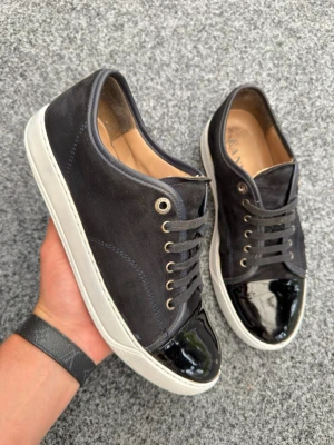 Lanvin uk6 mörkblå - Säljer dessa fantastiska lanvin skor. Perfekt för sommaren ! Size uk6 som motsvarar 40-41! Skick 8/10. Begagnade och använda men mycket liv kvar, (se alla bilder) sulan är behandlad med whitningcream. Nypris 5000kr. Kan gå ner i pris vid snabb affär, fraktar inom 24H🤩📦
