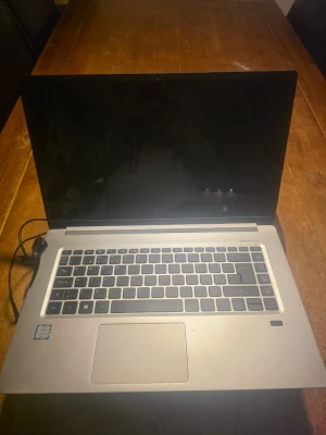 Acer bärbar dator i silver - Snygg bärbar dator från Acer i stilren silverfärg med svart tangentbord och stor touchpad. Locket är i metall-look och datorn har en klassisk, tunn design. Perfekt för studier, surf eller gaming. Laddare medföljer.