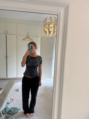 Svart prickig tight t-shirt - En ljus grå topp har använts 1-2 gånger och är i bra skick. Hör av dig vid intresse eller fler frågor! 