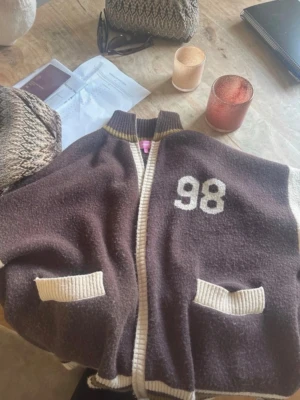 98 edikted jacket  - skit snygg nästan helt ny jacka/kofta ifrån edikted. Fick den i juni och använd cirka tre ggr sedan dess pga att den inte riktigt passa på mig❤️kan diskutera pris vid snabb affär