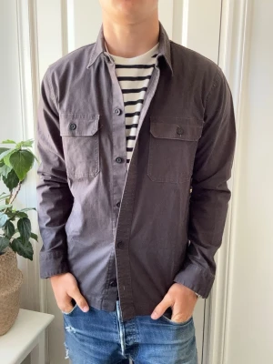 Hollister overshirt  - Hollister overshirt, lite stor på modellen. Inga defekter! Modellen i bilderna är 180 cm 75 kg och bär Storlek M , Kom med frågor! 🌟 (Kan gå ned i pris vid köp av paket 😉) 