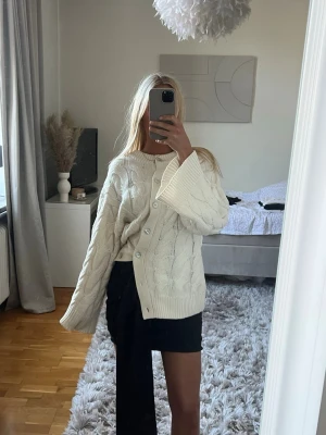 Svart minikjol - Svart minikjol med stort knytband. Storlek 34, från Gina Tricot. Helt ny.