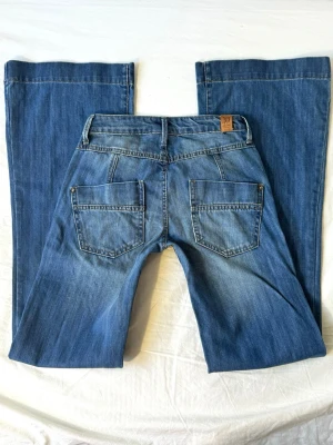 Lågmidjade bootcut jeans - superfint skick! Midjemått: 66cm Innerben: 86cm