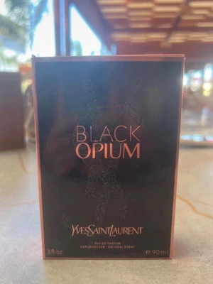 Yves Saint Laurent Black Opium EdP 90ml - Black Opium Eau de Parfum från Yves Saint Laurent i en svart och roséguldig förpackning. Doften är känd för sina intensiva och sensuella toner, perfekt för dig som gillar en djärv och modern parfym. Flaskan rymmer 90 ml och har en lyxig design.