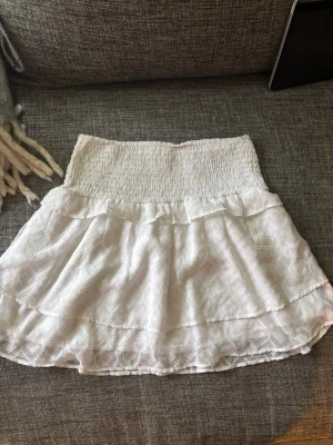 Vit volangkjol från Gina tricot - Använd ett fåtal gånger, inga defekter💕