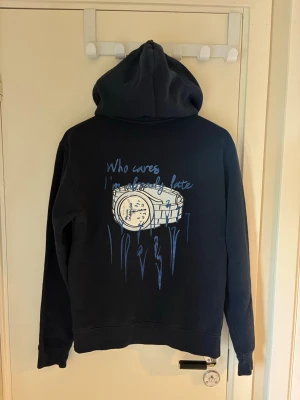 Hoodie  - Jättefin mörkblå hoodie från Bvaldi i storlek xs. Köpt på Kidsbrandstore för 899kr.