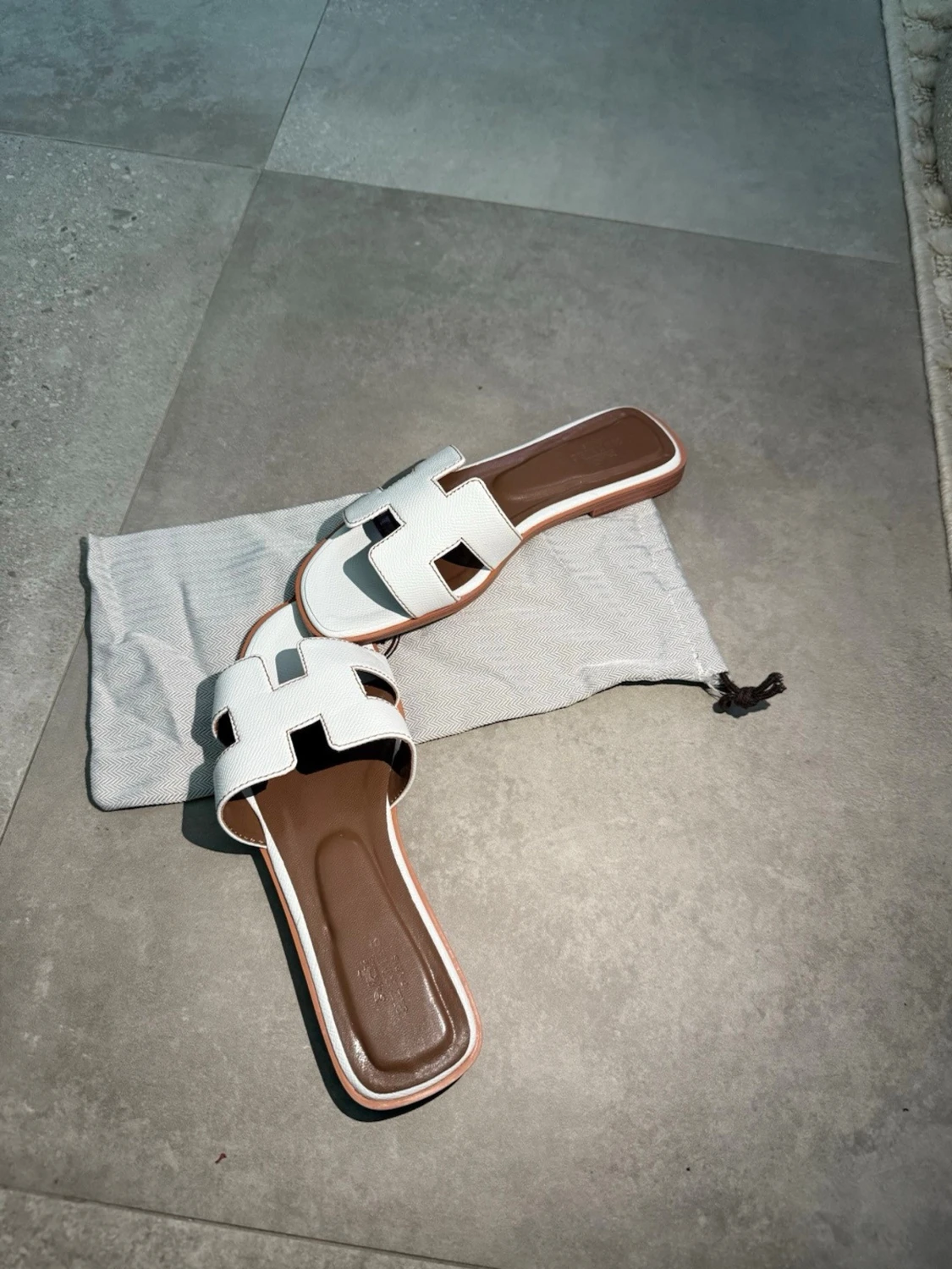 Vita slip-in sandaler med bred rem - 2