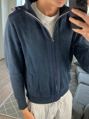 Cardigan/Hybridjacka Tommy Hilfiger  - Super snygg och väldigt trendig! perfekt under sommarkvällarna.  Mått: A:45 B:46 C:40 D:62  Skriv vid fundering!😇🙌 Storlek L men den passar även M!