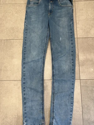 Ljusblå slim fit jeans - Snygga ljusblå jeans i slim fit-modell med klassiska fem fickor och dragkedjegylf. Jeansen har en lätt tvättad look och raka ben. Perfekta för en avslappnad och trendig stil. Vid frågor eller funderingar är de bara att höra av sig!