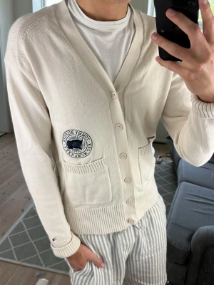 Cardigan Beige Tommy Hilfiger  - Snygg och trendig cardigan! Inga defekter.  Mått:  A:52 B:45 C:43 D:66 (cm) Skriv vid fundering!😇🙌 