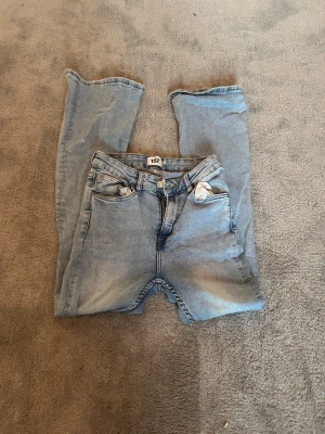 Ljusblå bootcut jeans  - Säljer ett par ljus blå jeans med bootcut och hög midjade. Jeansen har dragkedja och knapp framtill samt tvåbakfickor. Materialet är denim i bomull och de har en avslappnad passform som passar till det mesta. Pris diskuteras gärna då jag vill bli av med grejer❤️
