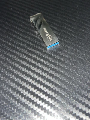 2TB (2000Gb) Flash USB-minne ADATA - Snyggt och kompakt USB-minne i metall från ADATA. Designen är minimalistisk med en silverfärgad kropp och blå insida vid USB-kontakten. Perfekt för att lagra och överföra filer mellan datorer och andra enheter.