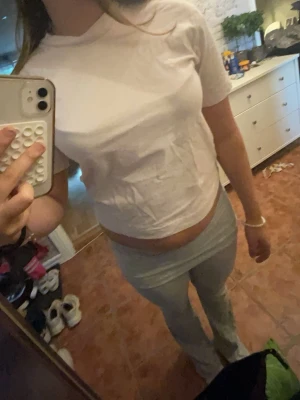 Rosa  basic croppad t-shirt - Säljer en enkel rosa croppad t-shirt i mjuk bomull. T-shirten har korta ärmar och rund halsringning, perfekt till jeans eller kjol. Passformen är normal och tyget är tunt och skönt mot huden.