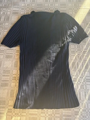 Ribbad tshirt med halvpolo  - Ribbad tshirt med halvpolo från Zara, storlek S