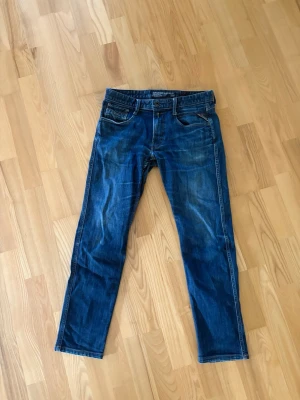 Mörkblå raka Replay jeans - Snygga mörkblå jeans med raka ben och klassisk femficksdesign från Replay. Jeansen har en något tvättad look och kontrastsömmar. Passar perfekt till en avslappnad stil och är tillverkade i ett slitstarkt denimtyg. Storleken är Waist: 32 och Lenght: 34