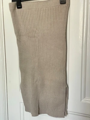 Midi kjol   - Fin beige kjol i midi längd som matchar till denna tröja. Säljer tröjan på min profil också. Jag har aldrig använt kjolen, men den är tvättad.