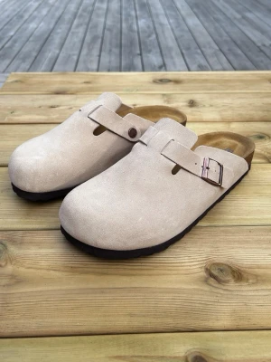 Beige  Birkenstock Bostons - Säljer ett par snygga beige Birkenstock Boston. Perfekt nu i sommar. Storlek 42 och är aldrig använda då de är för små för mig!