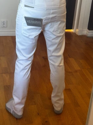 Helt nya vita replay jeans - Helt nya med lappar kvar, 10/10 skick. Modell Anbass hyperflex, W30 L32 - han på bilden är 183cm. Nypris ca 1700kr. Hör av dig vid övriga funderingar ⭐️