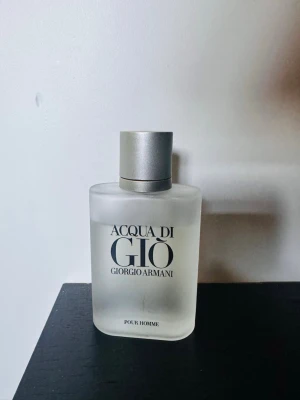 Acqua di Giò Pour Homme EdT 100 ml - Säljer en Acqua di Giò Pour Homme Eau de Toilette. Cirka 90/100 ml kvar, så den räcker länge. En klassisk och fräsch herrdoft med marina noter, citrus och träiga inslag. perfekt för både vardag och fest. Hör av dig vid intresse eller om du har några frågor!☀️🌊 Nypris 800kr+