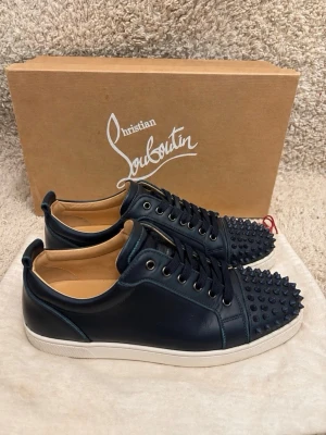Louboutin skor - Säljer ett par loubs i mycket fint skick. Storlek: 41,5 fits 42,5 Skick: 9,5/10 Färg: blåa 📦 Ingår: box och dustbag 💰 Pris: 2999 kr Snabb affär prioriteras – seriösa bud välkomna. Skriv gärna för fler bilder eller frågor.    