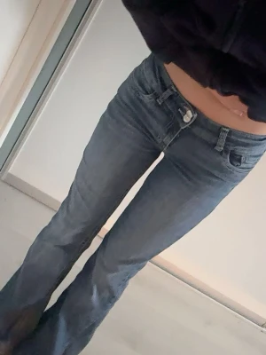 Low Waist Bootcut Stitch Jeans💕 - Superfina blåa Nelly-jeans med fina detaljer på bakfickorna!!!💕💕Dessa jeans är storlek 38 och sitter jätte bra men jag fick sy upp dem lite då de var för långa så Innerbenslängden är nu 72 cm. De är i väldigt bra skick, bara lite slitna längst ner som syns på sista bilden men är annars som nya och bara använda fåtal gånger💕💕  nypris: 699 kr