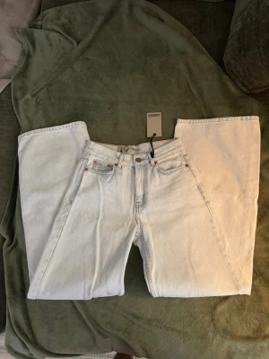 Junkyard Wide Leg Jeans - Säljer ett par ljusblå jeans med wide leg och hög midja. Jeansen har klassiska bakfickor och en stilren look som passar till det mesta. Aldrig använda!