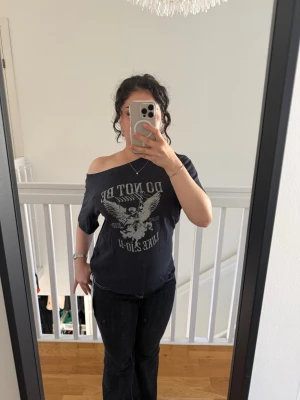 Off shoulder T shirt - Jätte snygg ”off shoulder” t shirt! Den har små metall stenar/diamanter på och taggen är fortfarande på👕 Tröjan är One-Size men tycker den räknas som storlek S. Köptes för 229RMB ≈ 330SEK 