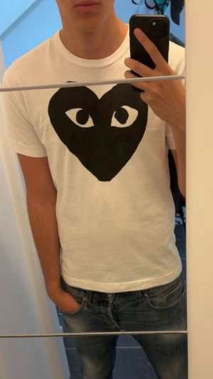 CDG T-Shirt - Säljer denna eftertraktade t-shirten från Comme Des Garcons! Köpt för ett tag sedan för ca 1000kr men har aldrig kommit till användning. Endast testad inte använd‼️Storlek M men är ganska kort i längden så kan passa någon lite kortare, modellen är 186cm för referens. Skriv gärna om du har några frågor eller funderingar!