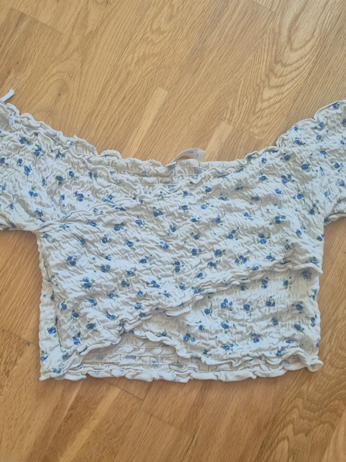 Offshoulder blommig topp i vitt och blått
