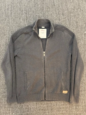 S.oliver tröja ~ vintage  - Sjukt eftertraktad S.Oliver tröja ~ vintage modell | st M | färg grå/svart | klassisk passform | perfekt vintage piece | OBS kan gå ner lite i pris vid snabb affär! 🏄