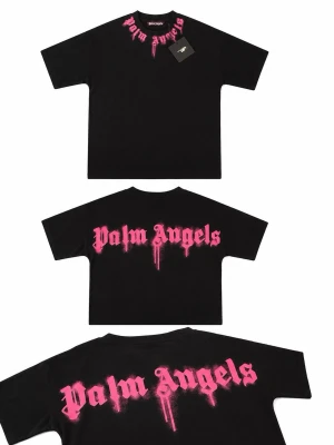 Svart Palm Angels t-shirt med rosa tryck - Svart t-shirt från Palm Angels med stort rosa graffiti-tryck på ryggen och mindre logga i samma stil runt halsringningen. Oversized passform och tillverkad i mjuk bomull. Perfekt för dig som gillar streetwear och vill sticka ut.